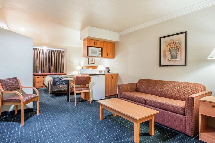 Room 11 of 28