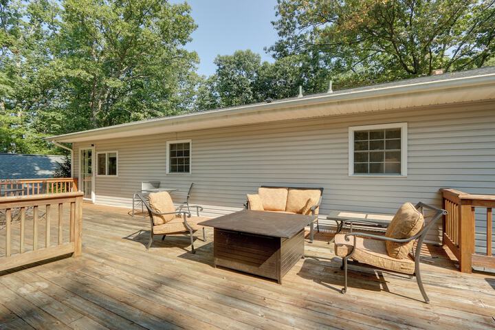 Harpers Ferry Cabin - Walk to Private Lake!