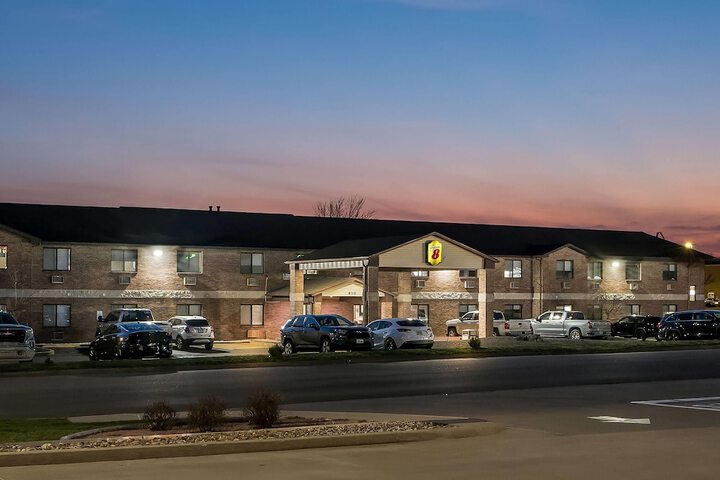 Super 8 by Wyndham Farmington
