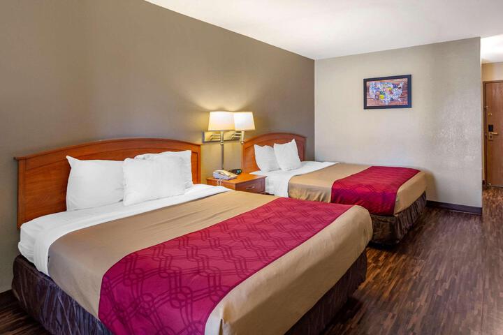 Econo Lodge Inn & Suites
