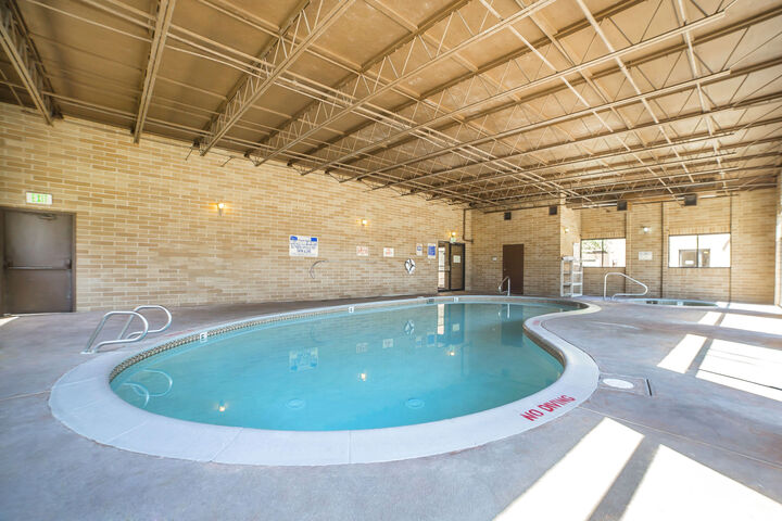 Econo Lodge Inn & Suites