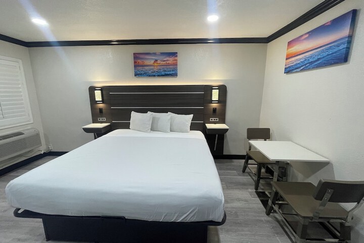 Room 8 of 13