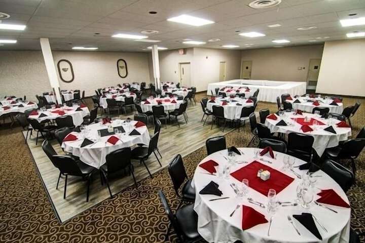 Ballroom/Hall 31 of 33