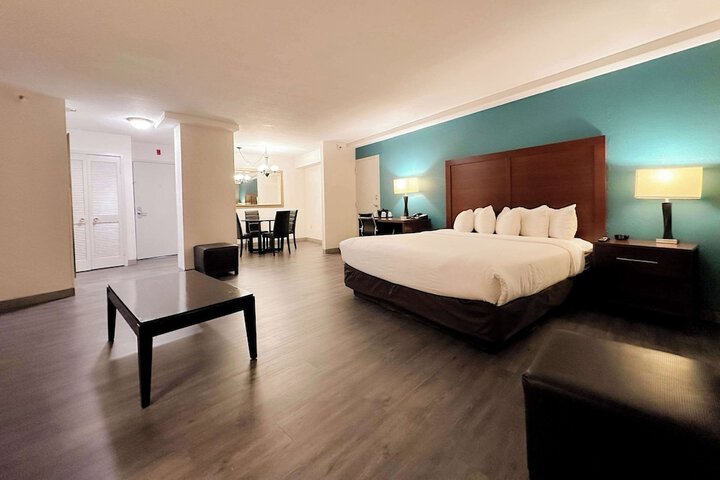 Room 32 of 77