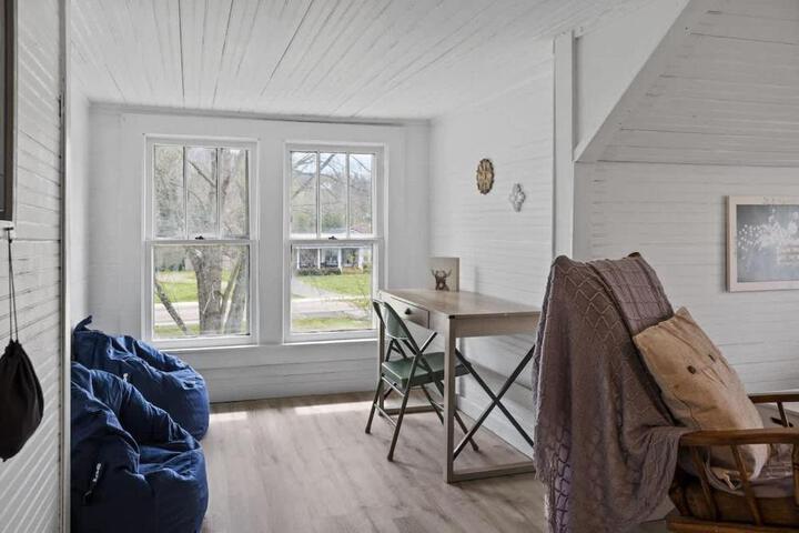 Charming 4 bedroom farmhouse with large backyard for entertaining