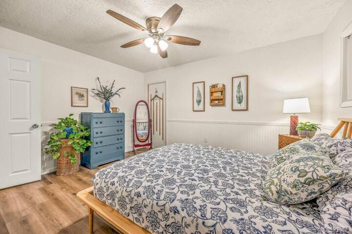 Bright Updated Waterfront Cottage Pets Welcome!