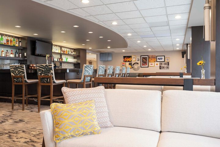 Lounge 54 of 57
