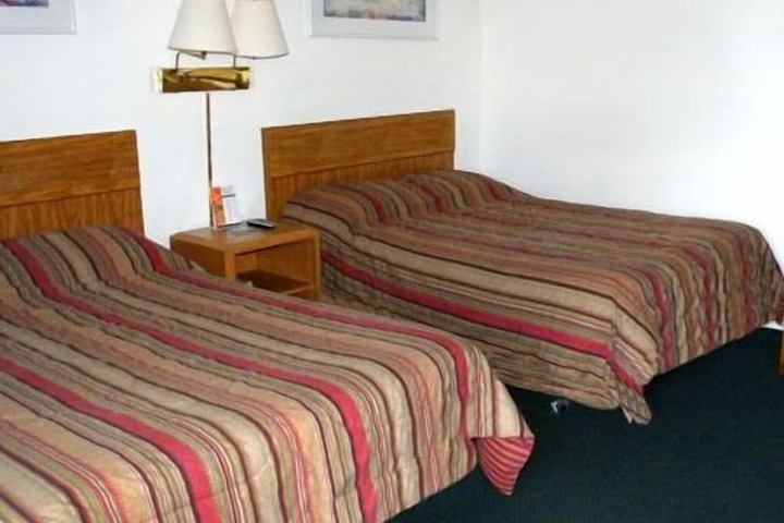 Economy Inn Cadillac