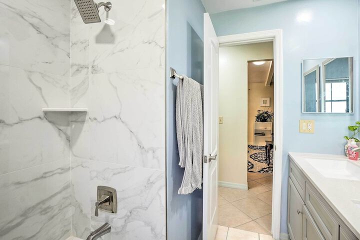 3 Mi to Philippe Park & Pier: Stunning Retreat