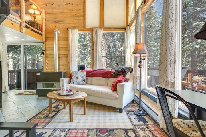 Idaho Springs Cabin w / Hot Tub on Half Acre!