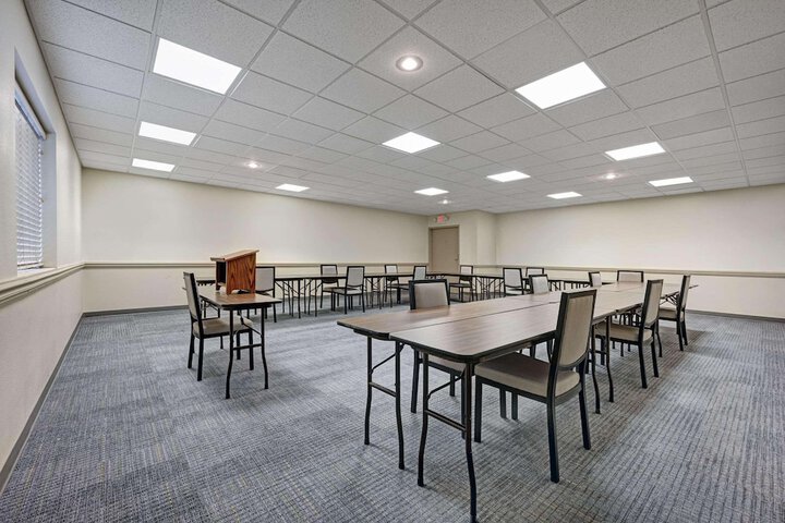Country Inn & Suites by Radisson Pierre, SD