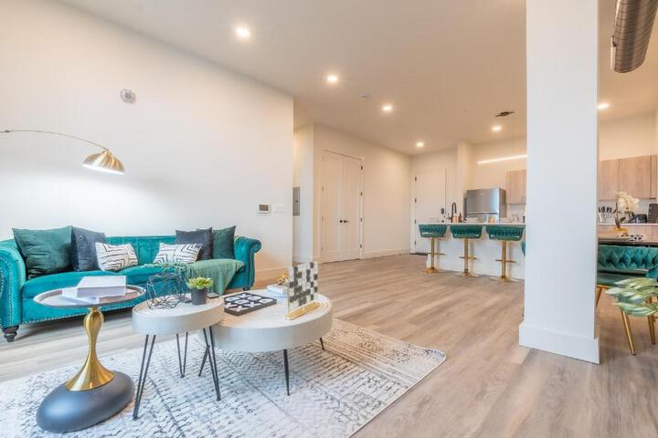 Emerald Escape Free Parking, 2 Bath, Sleeps 8 Near American Dream and The Airport, King Bed and 2 Queen Beds, Washer and Dryer