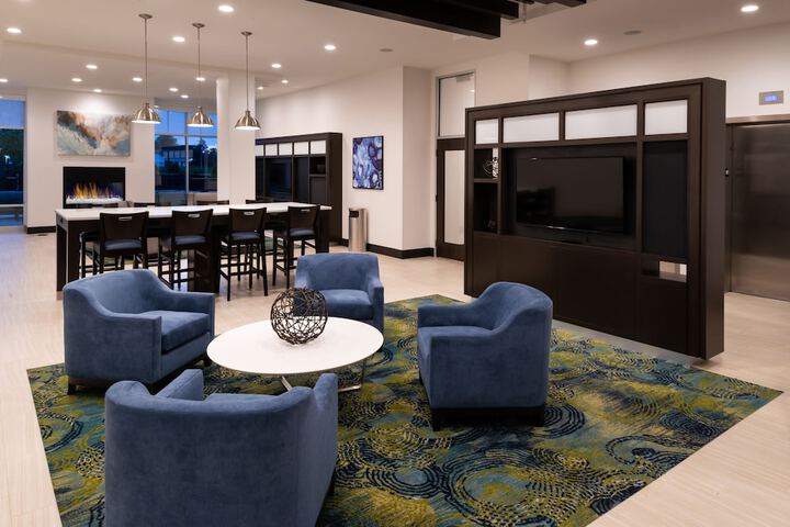 Holiday Inn & Suites Farmington Hills - Detroit NW by IHG