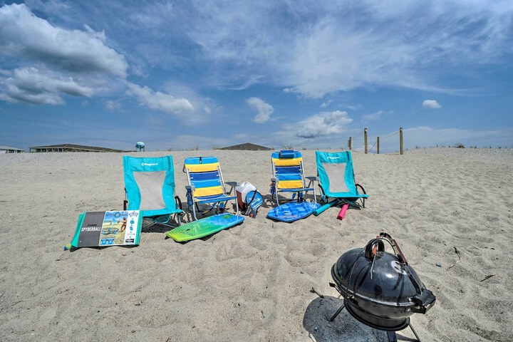 Oak Island Beachfront Condo w / Community Pool