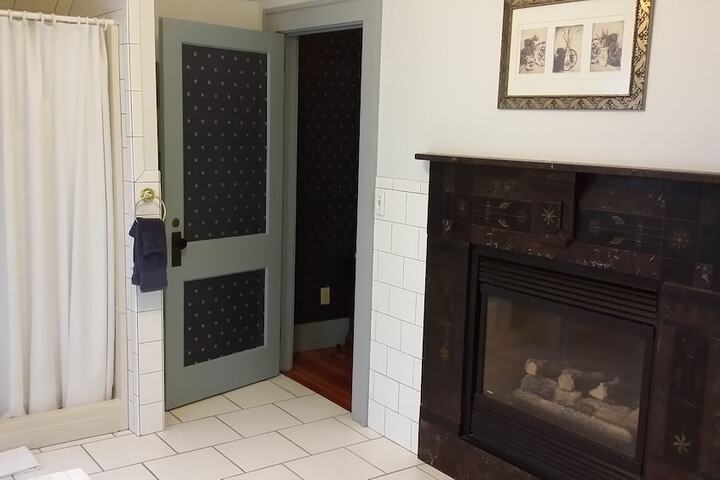 Chestnut Charm Bed & Breakfast
