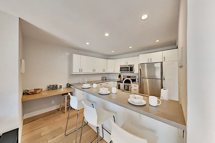 Immaculate Beach W / Pool Hot Tub & Balconies 2 Bedroom Condo