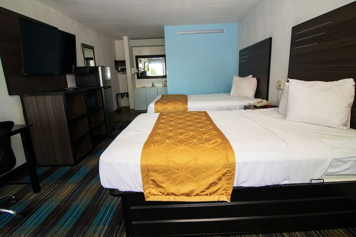 Room 10 of 32