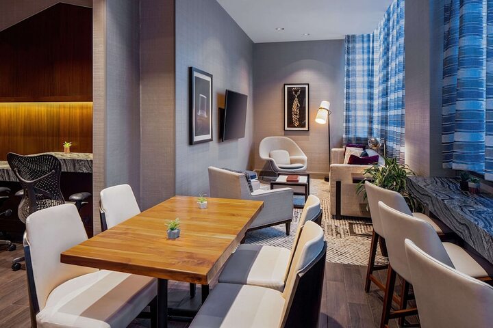 Lounge 67 of 77