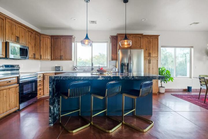 Grand Desert Getaway with Pool and Peloton with Sonos and Office