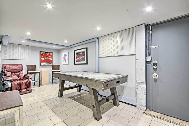 Lakefront Home w / Game Room Theater & Dock!