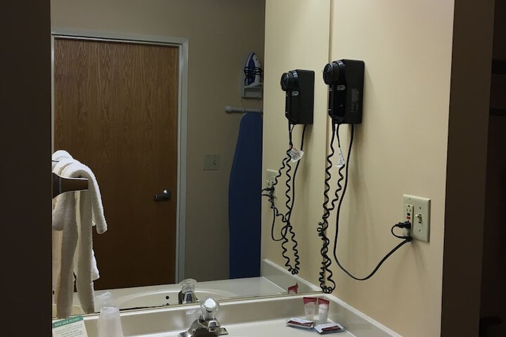 Cabot Inn & Suites