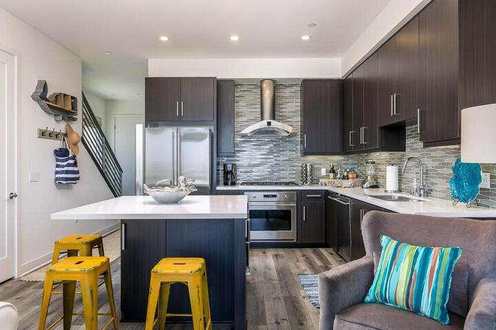 Ocean View 3 Bedrooms Condo just steps from the park, pier & water!