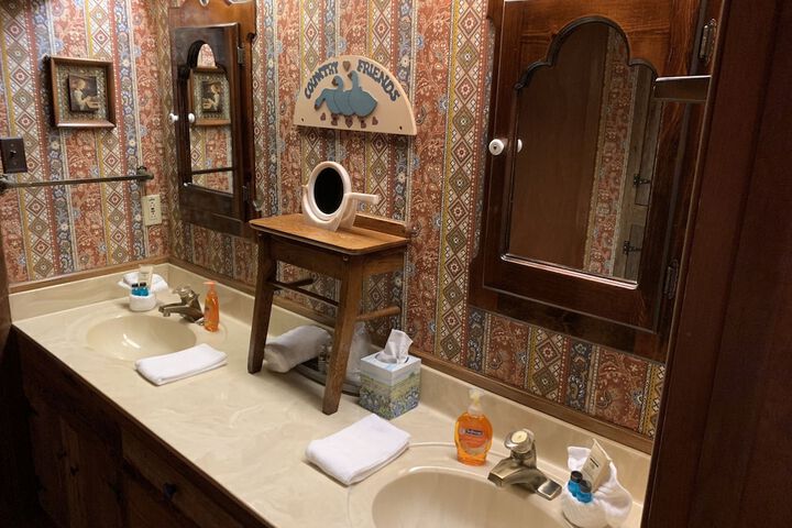 Room 23 of 61