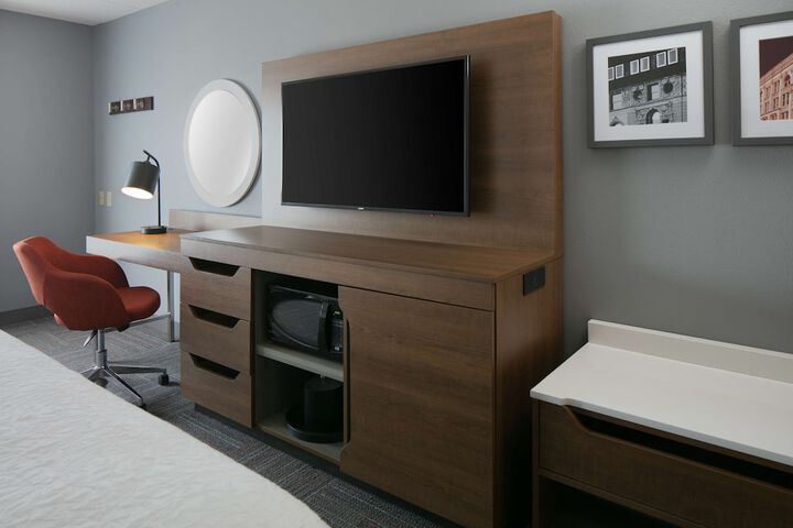 Room 10 of 28