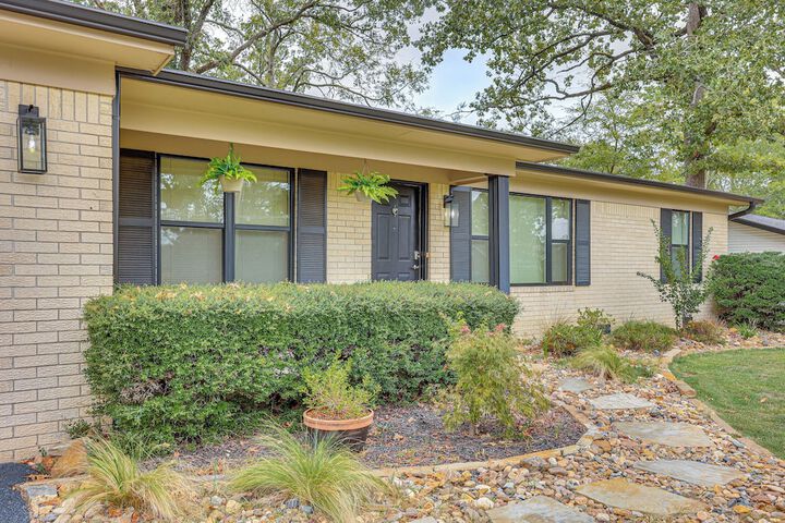 Sunroom & Yard: Charming Hot Springs Home!