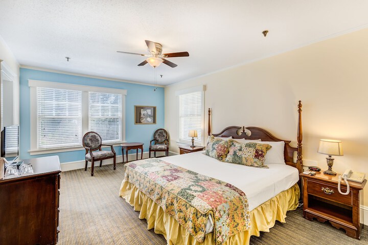 Lakeside Inn