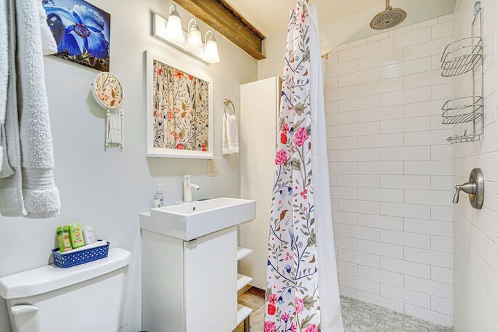 Vibrant casa Paloma w / Patio - Near Vineyards!