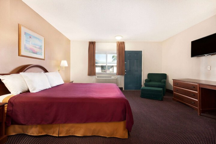 Room 10 of 18