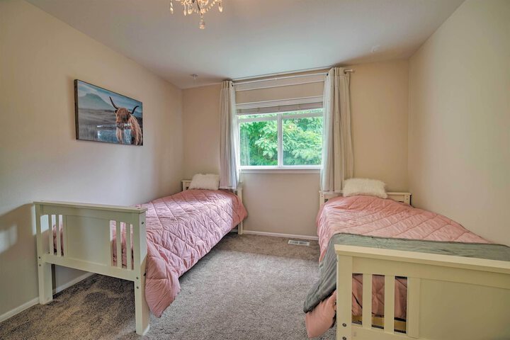 Spacious Lake Stevens Home w / Fire Pit Patio
