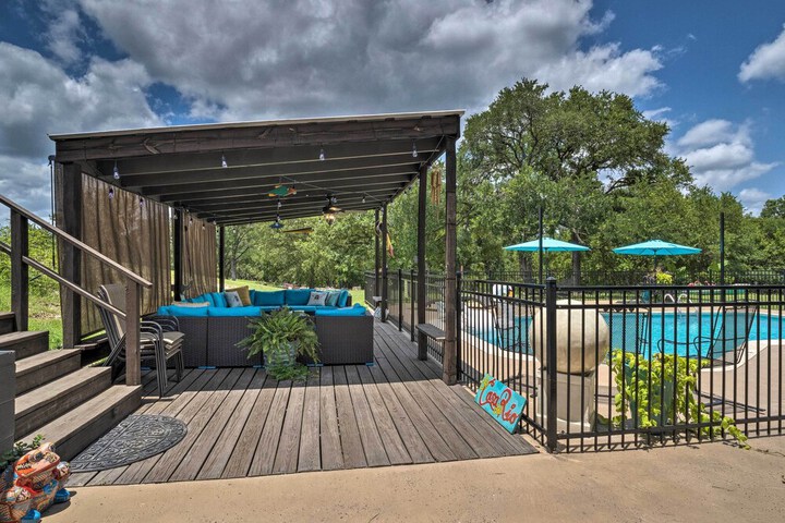 Chic Family-friendly Home With Outdoor Oasis!