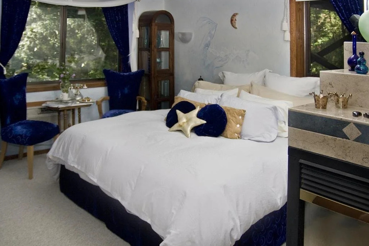 AVALON a LUXURY B AND B