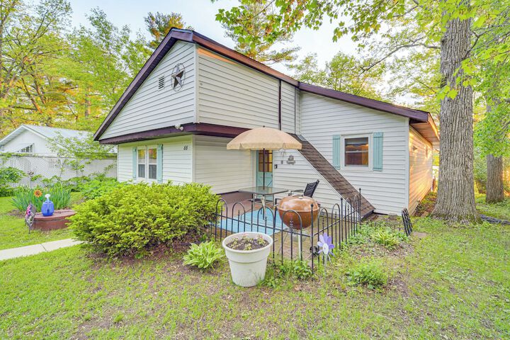 Lakefront Family Retreat w / Private Dock!