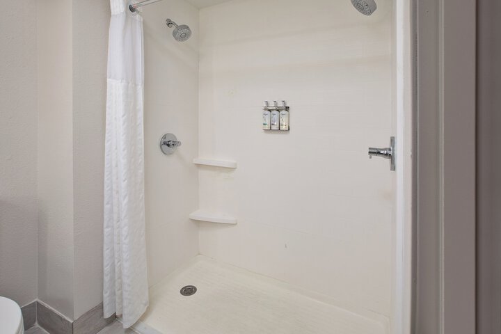 Holiday Inn Express & Suites Milwaukee Nw Park Place by IHG