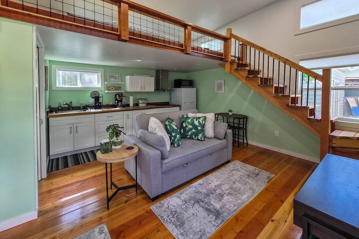 Pacheco / martinez Studio: 22 Mi to Dtwn Oakland!