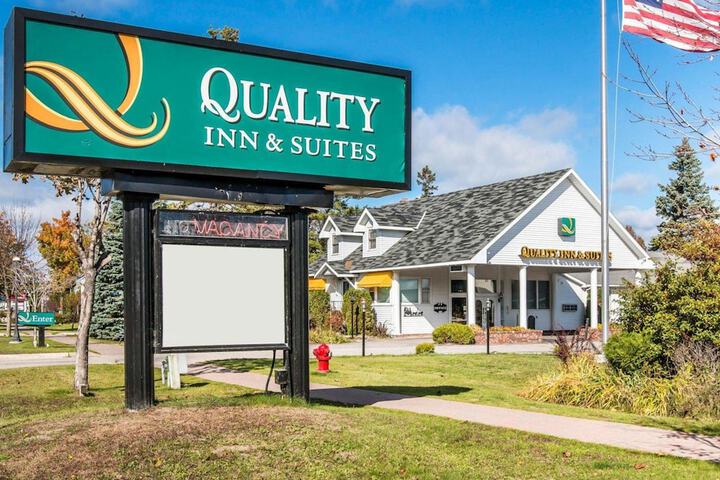 Quality Inn & Suites Mackinaw City Beachfront
