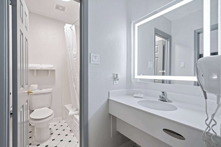 Room 105 of 142
