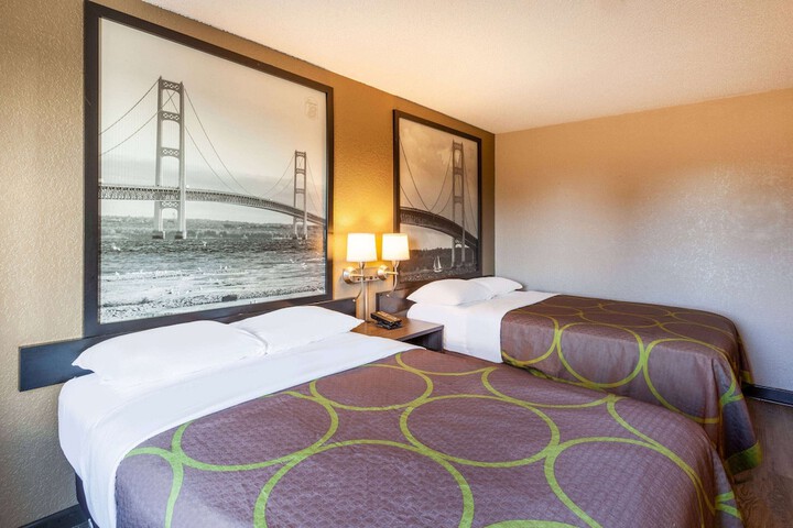 Super 8 by Wyndham Roseville / Detroit Area