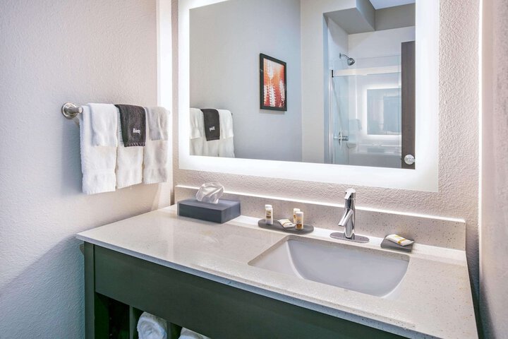 La Quinta Inn & Suites by Wyndham DFW Airport West-Glade