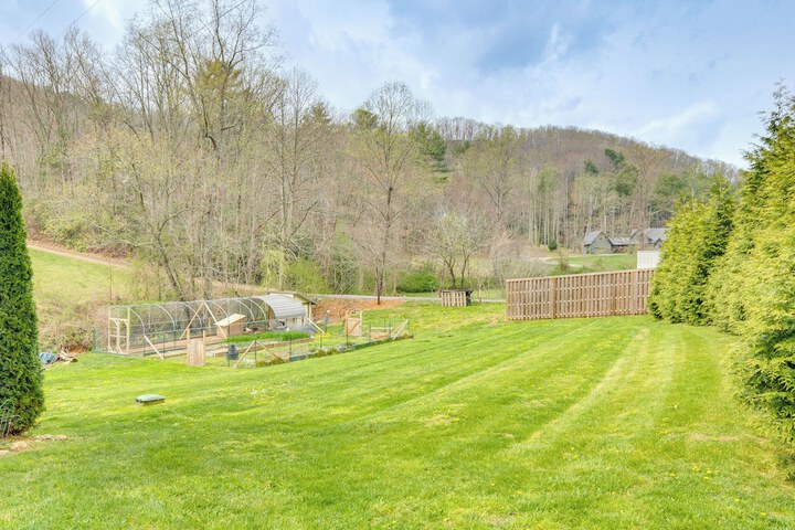 Sawyers Cabin w / Hot Tub in Blue Ridge Mtns!