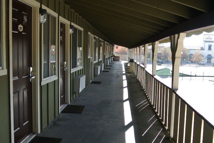 Vino Inn & Suites