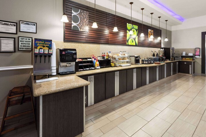 La Quinta Inn & Suites by Wyndham Deer Park