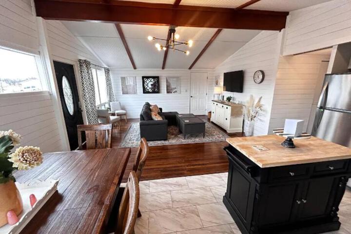 8th Street Haven - 3 bedroom House in DT Hamilton