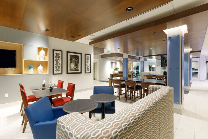 Holiday Inn Express & Suites Sturbridge by IHG