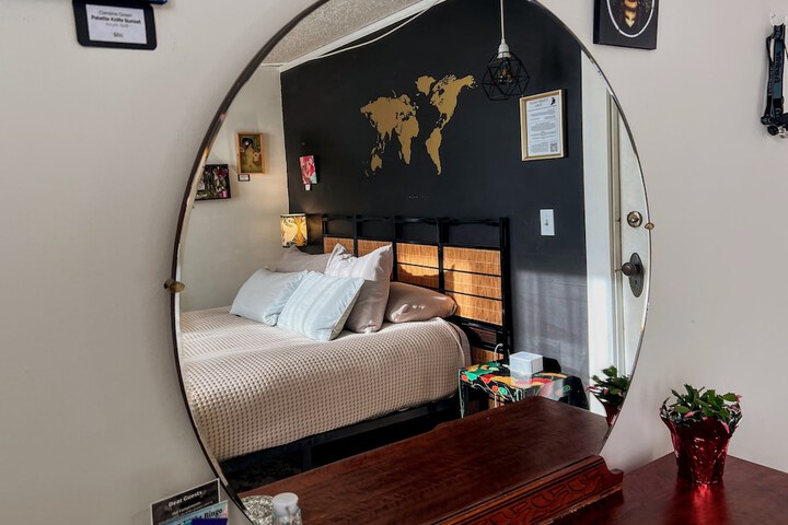 Room 6 of 28
