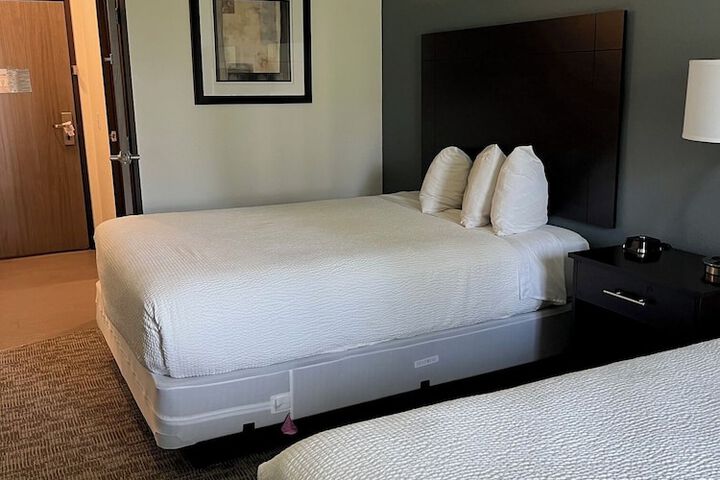 The Grove Inn & Suites