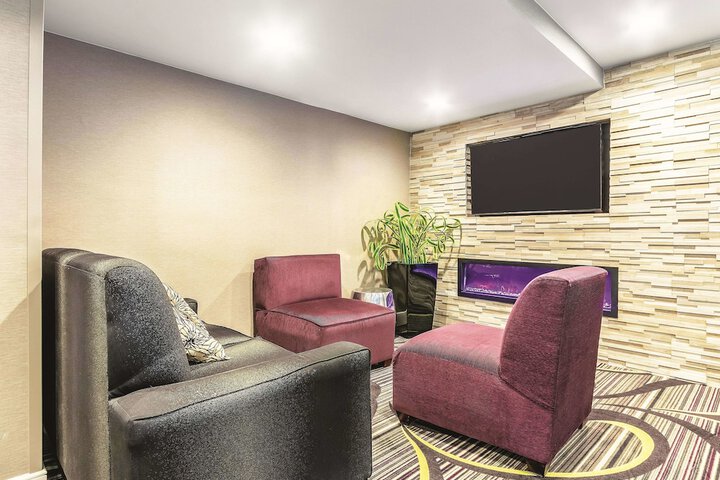 La Quinta Inn & Suites by Wyndham Hartford - Bradley Airport